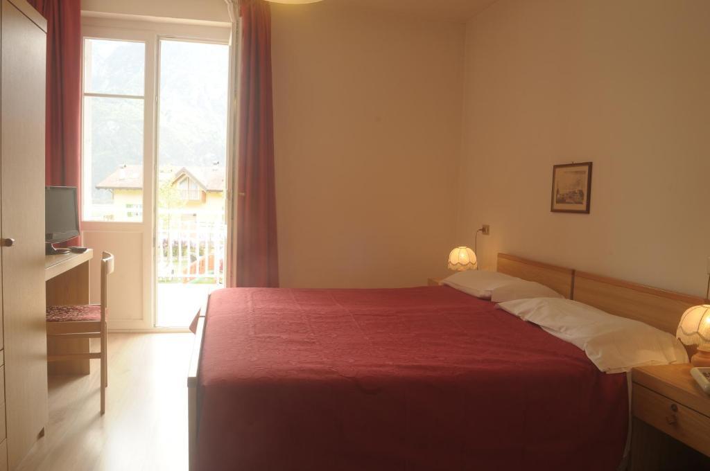 Hotel Bellaria Levico Terme Szoba fotó