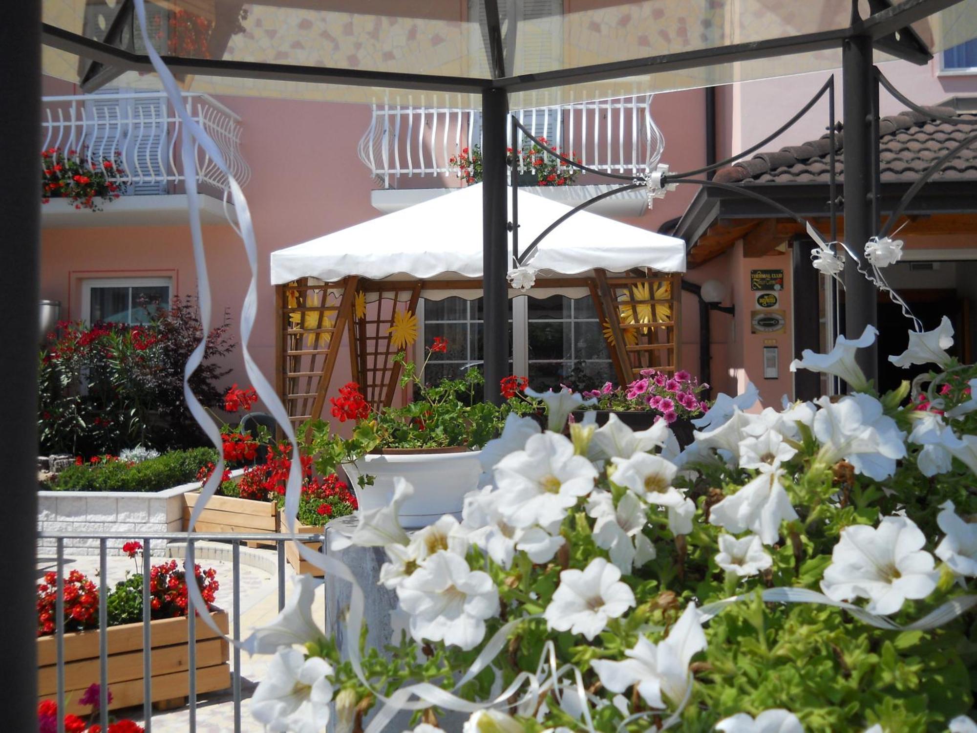 Hotel Bellaria Levico Terme Kültér fotó