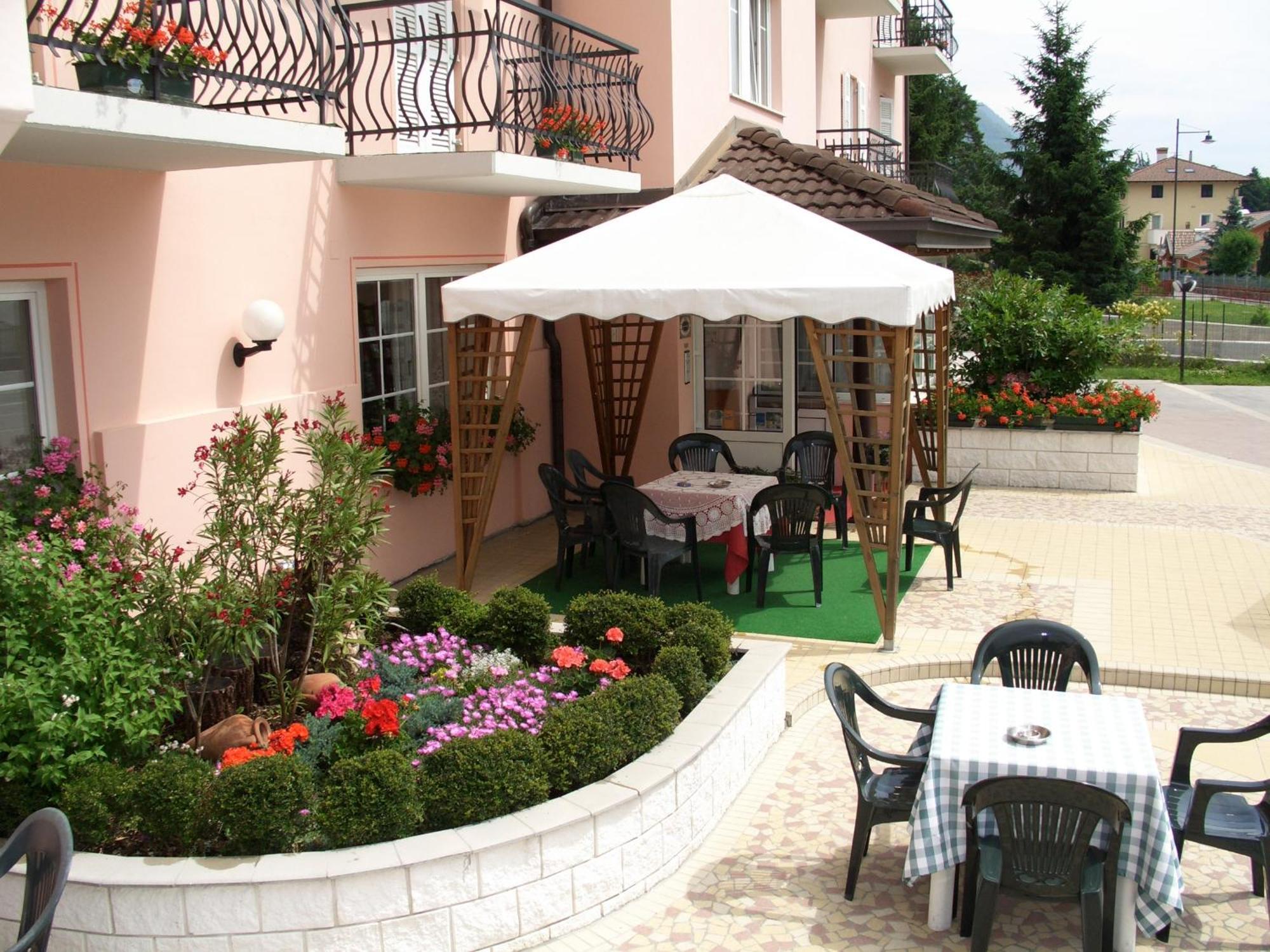 Hotel Bellaria Levico Terme Kültér fotó